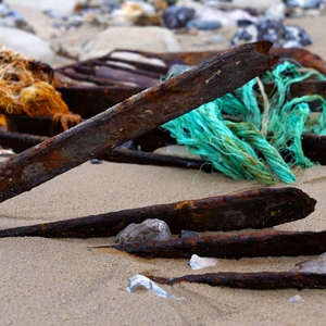 Barres de fer rouillées, cordons en nylon, filets sur une plage - France  - collection de photos clin d'oeil, catégorie clindoeil